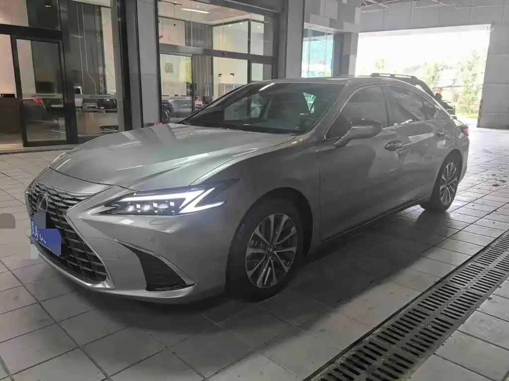 Lexus ES — фото 1