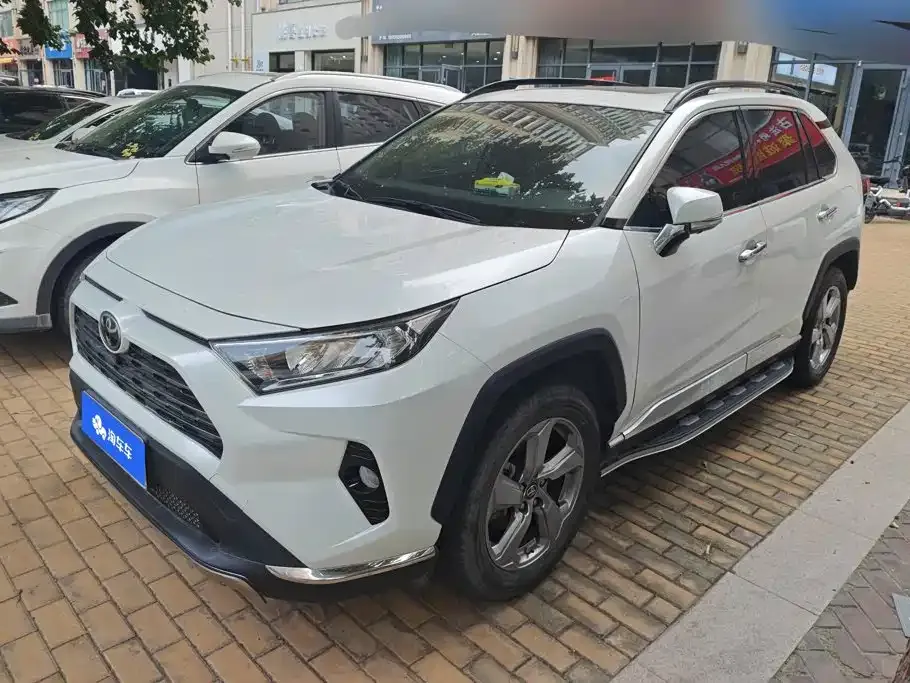 Toyota RAV4 — фото 1