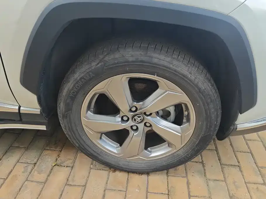 Toyota RAV4 — фото 2