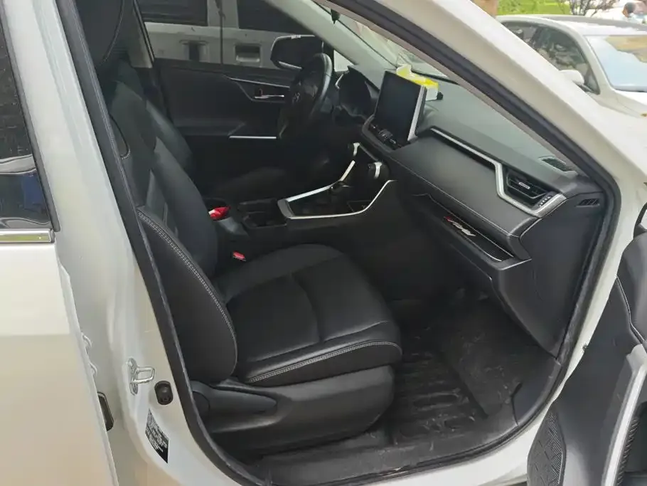 Toyota RAV4 — фото 10