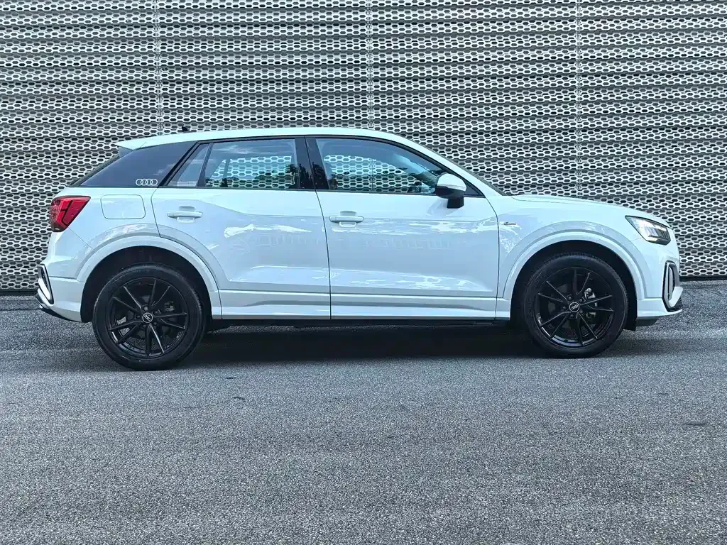 Audi Q2L — фото 10