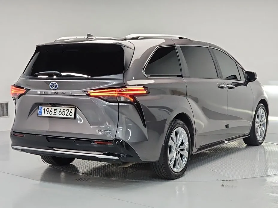 Toyota Sienna — фото 4