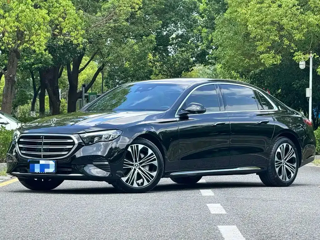Mercedes-Benz E-Class — фото 1