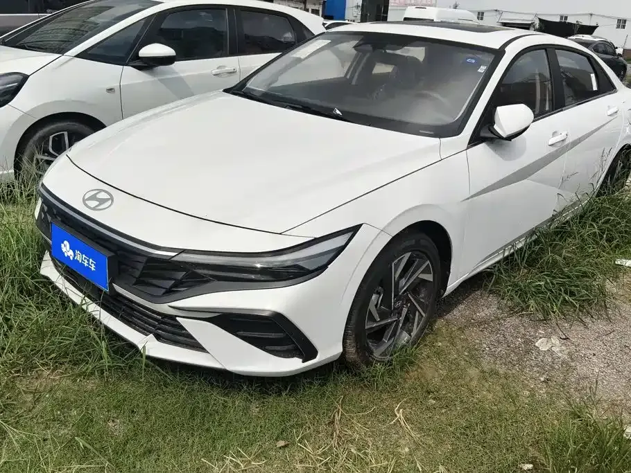 Hyundai Elantra — фото 1
