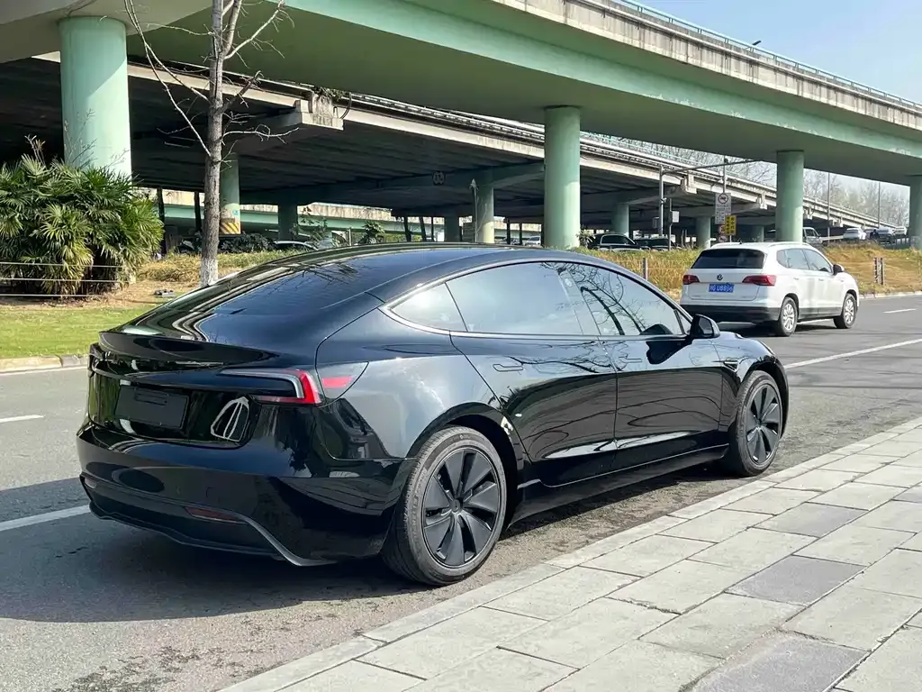 Tesla Model 3 — фото 10
