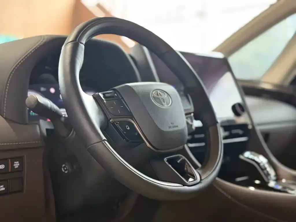 Toyota Alphard — фото 2