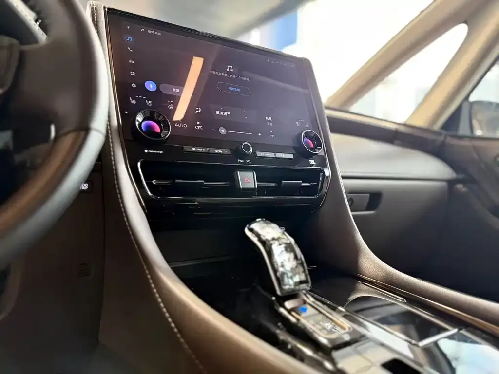 Toyota Alphard — фото 10