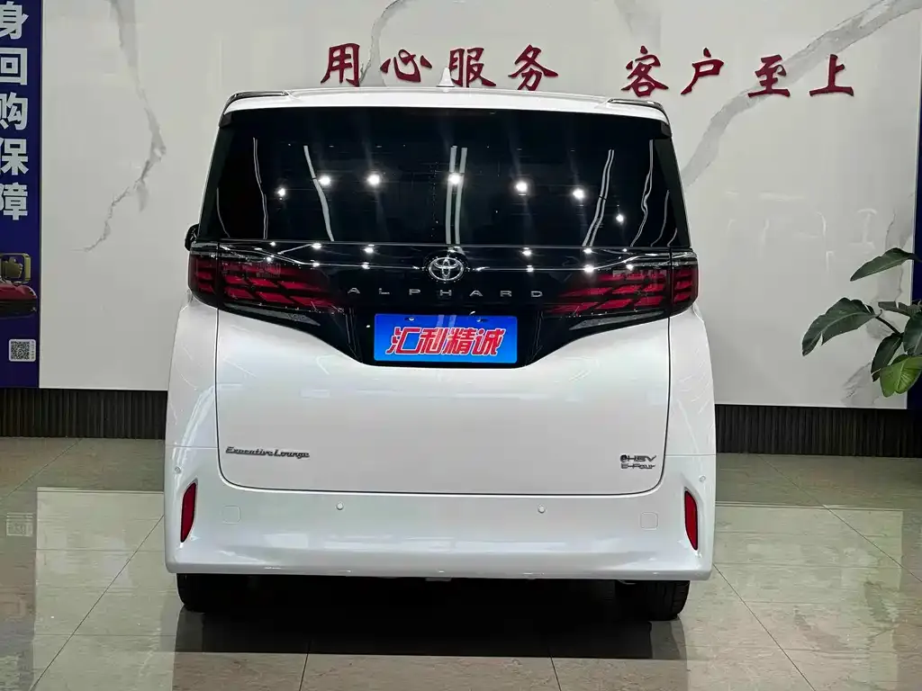Toyota Alphard — фото 9