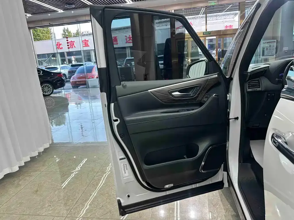 Toyota Alphard — фото 5