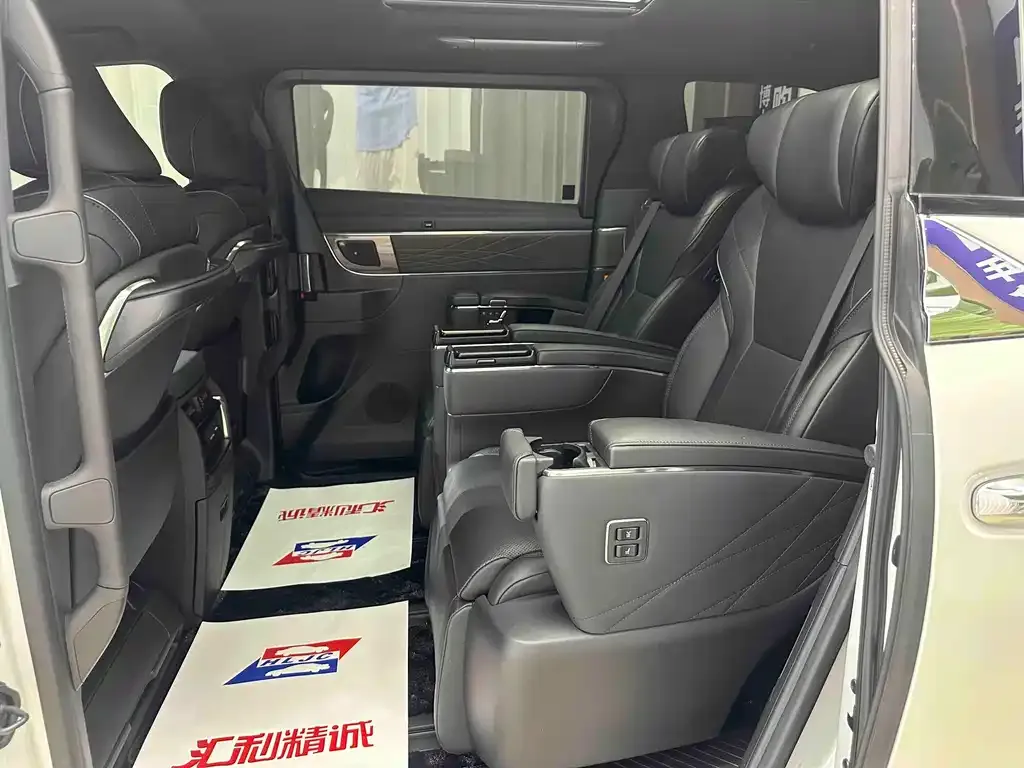 Toyota Alphard — фото 10