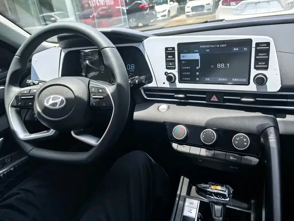 Hyundai Elantra — фото 5