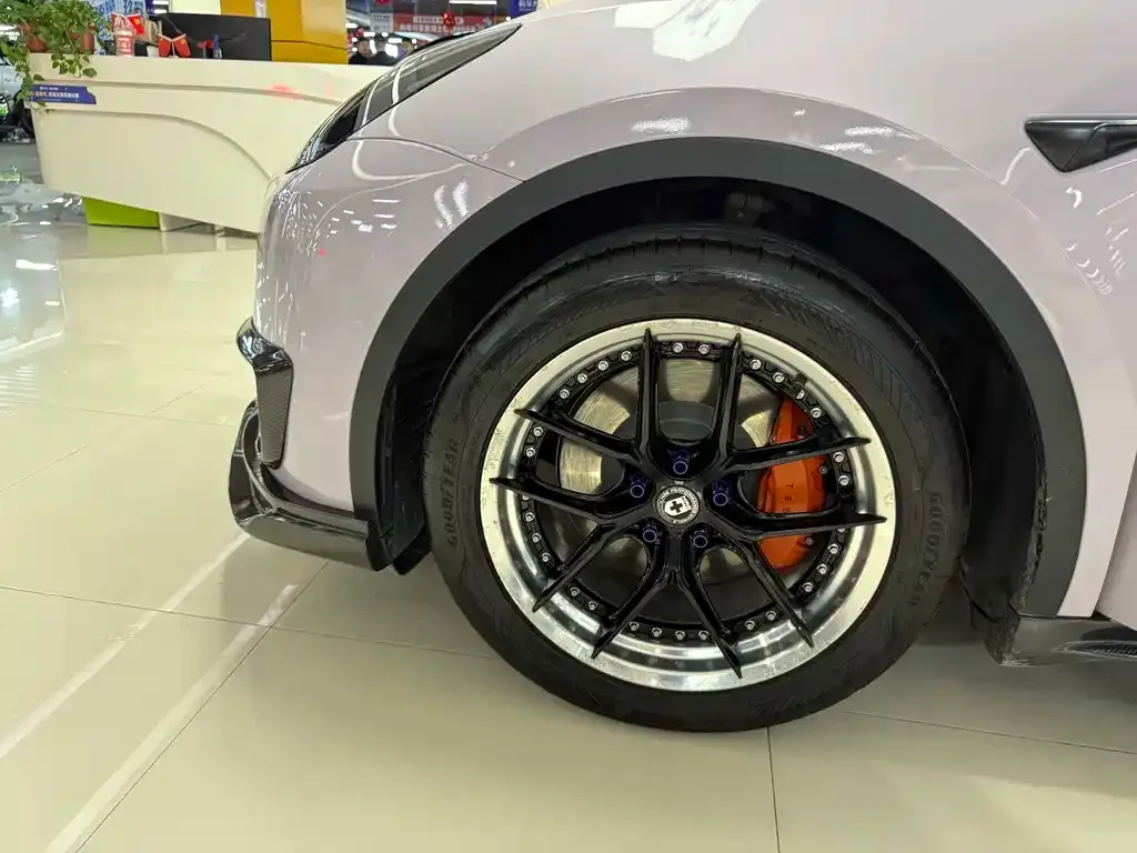 Tesla Model Y — фото 10