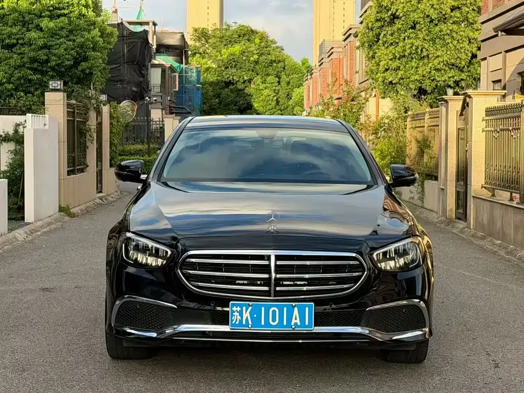 Mercedes-Benz E-Class — фото 1