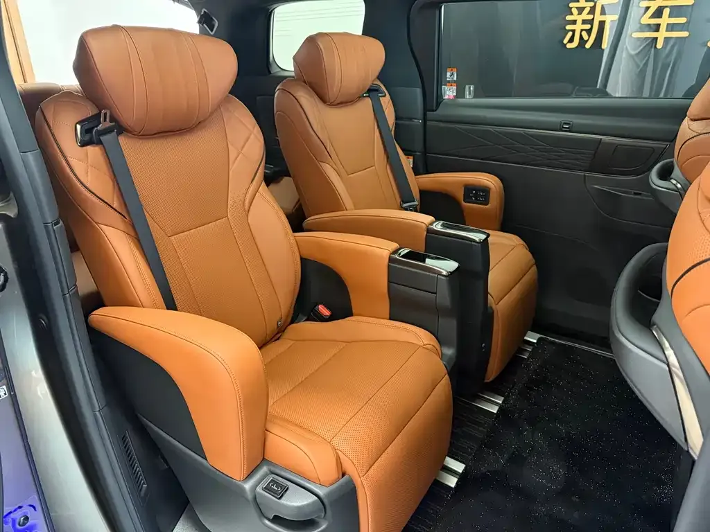 Toyota Alphard — фото 4