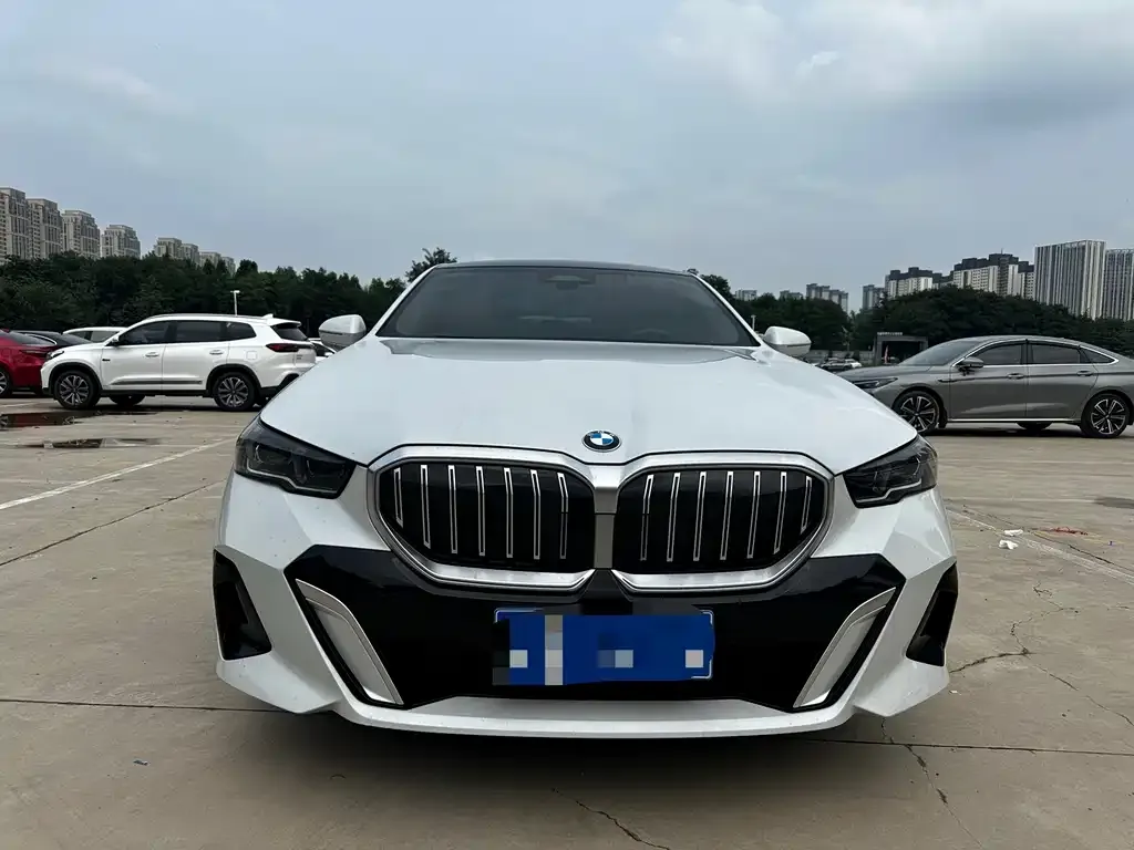BMW 5 Series — фото 1