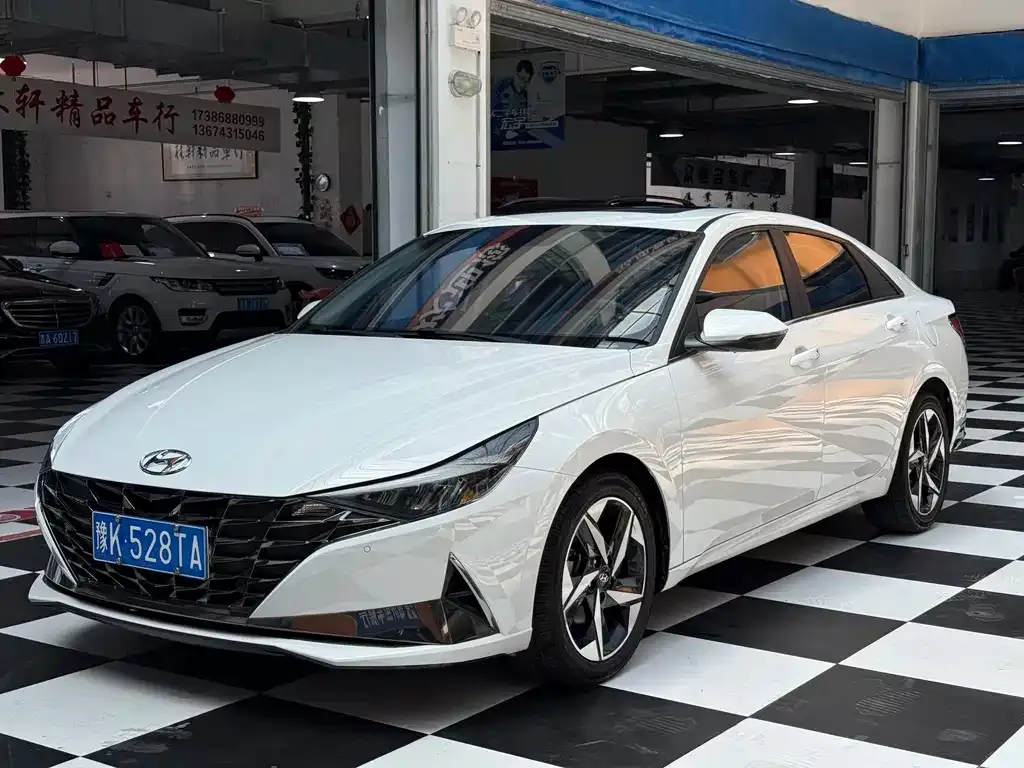 Hyundai Elantra — фото 1