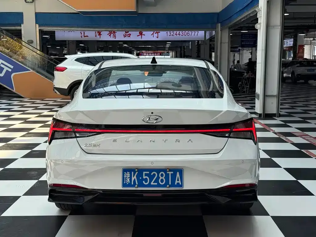 Hyundai Elantra — фото 3