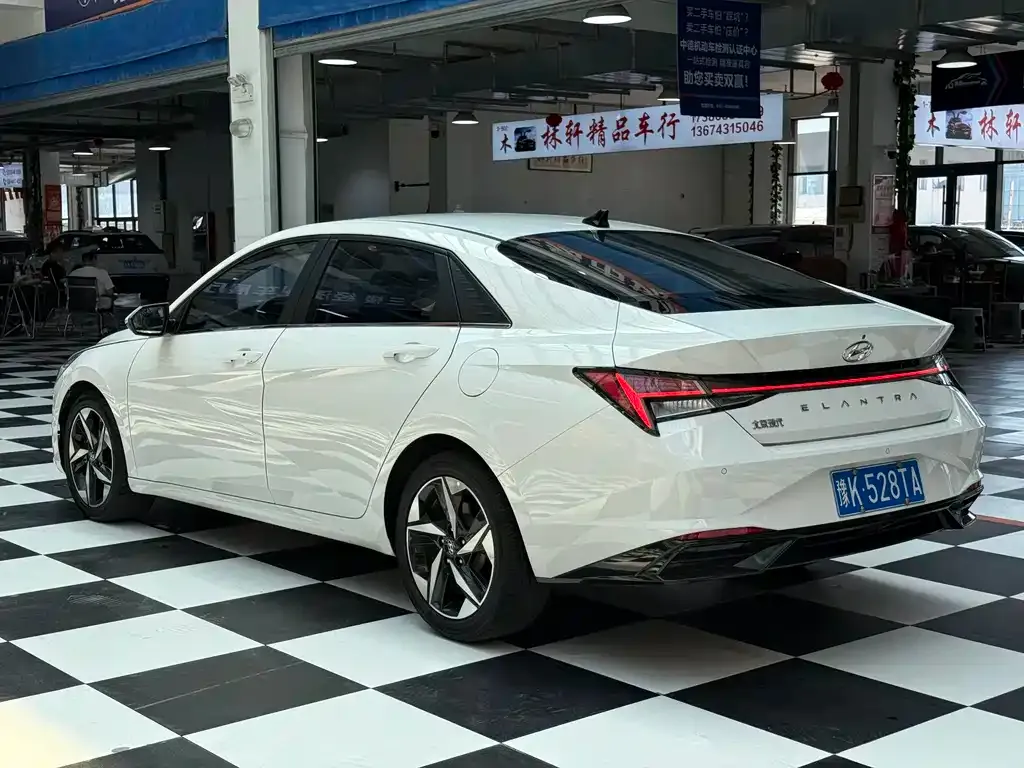 Hyundai Elantra — фото 2