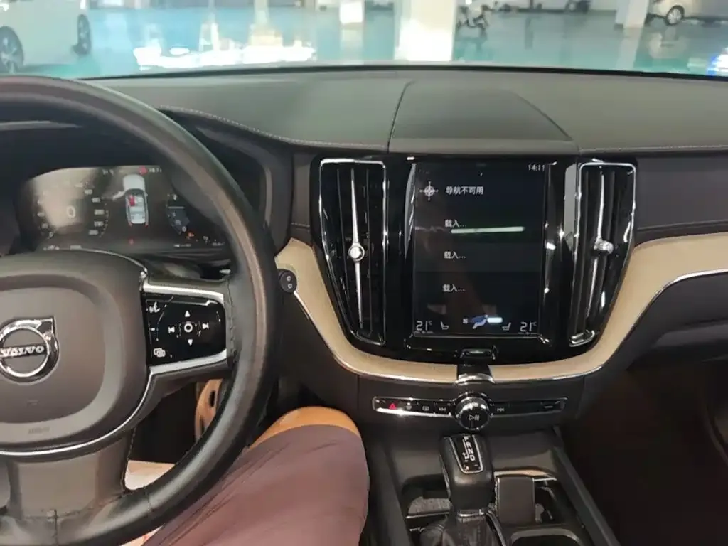 Volvo XC60 — фото 10