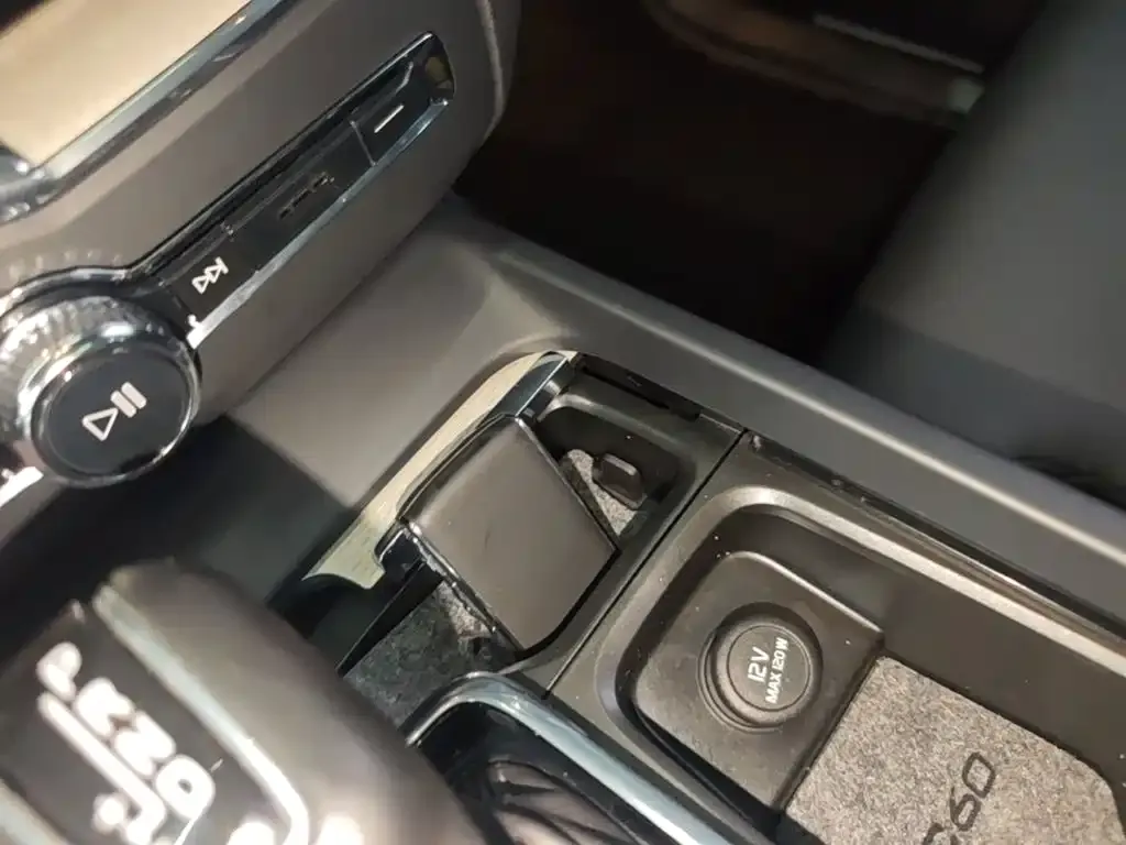 Volvo XC60 — фото 2