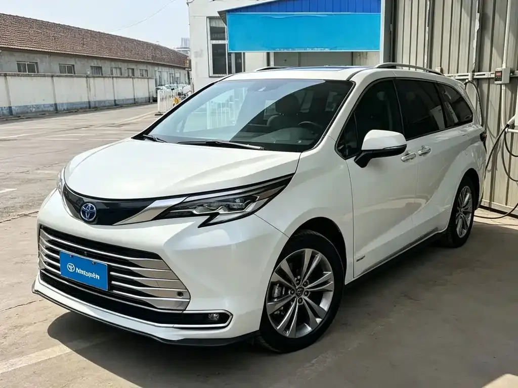 Toyota Sienna — фото 1