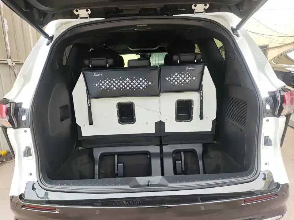 Toyota Sienna — фото 3