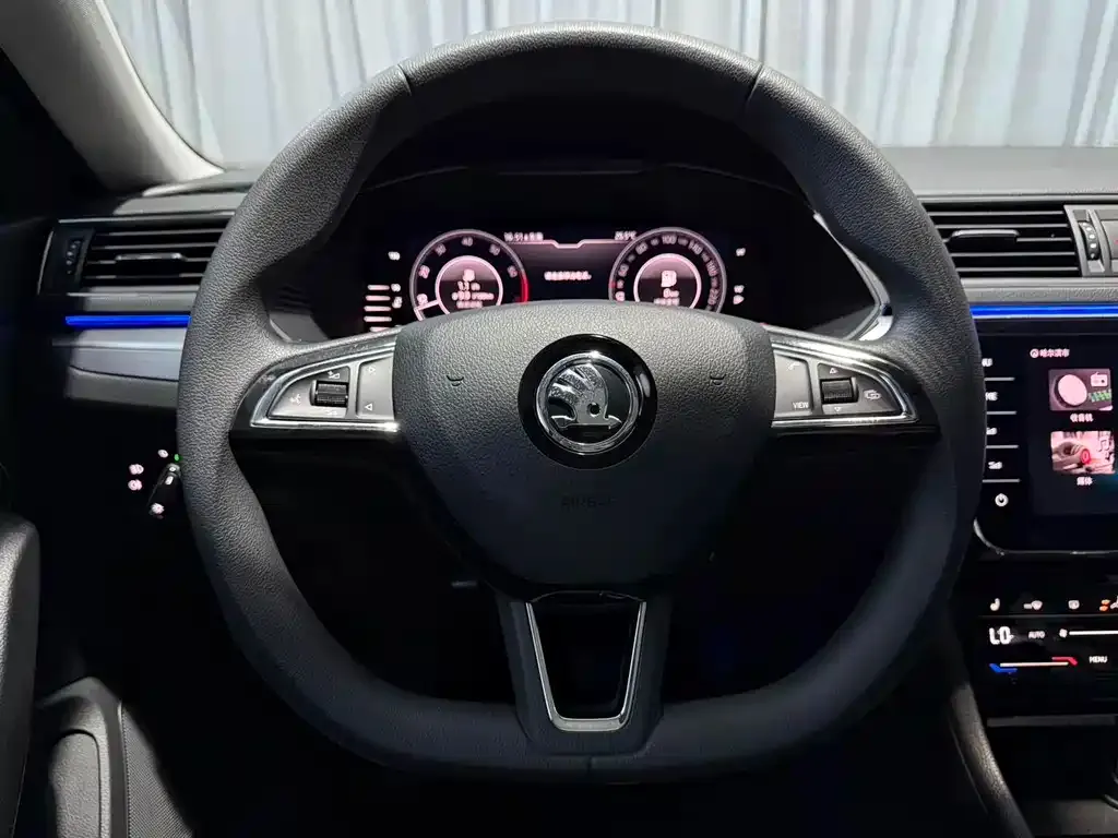 Skoda Superb — фото 8