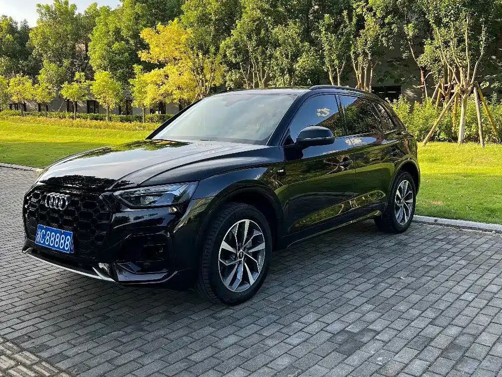 Audi Q5L — фото 1