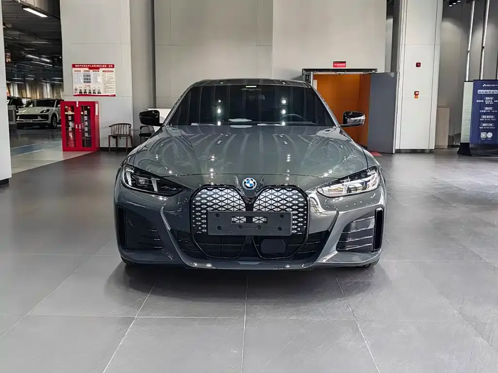BMW i4 — фото 10