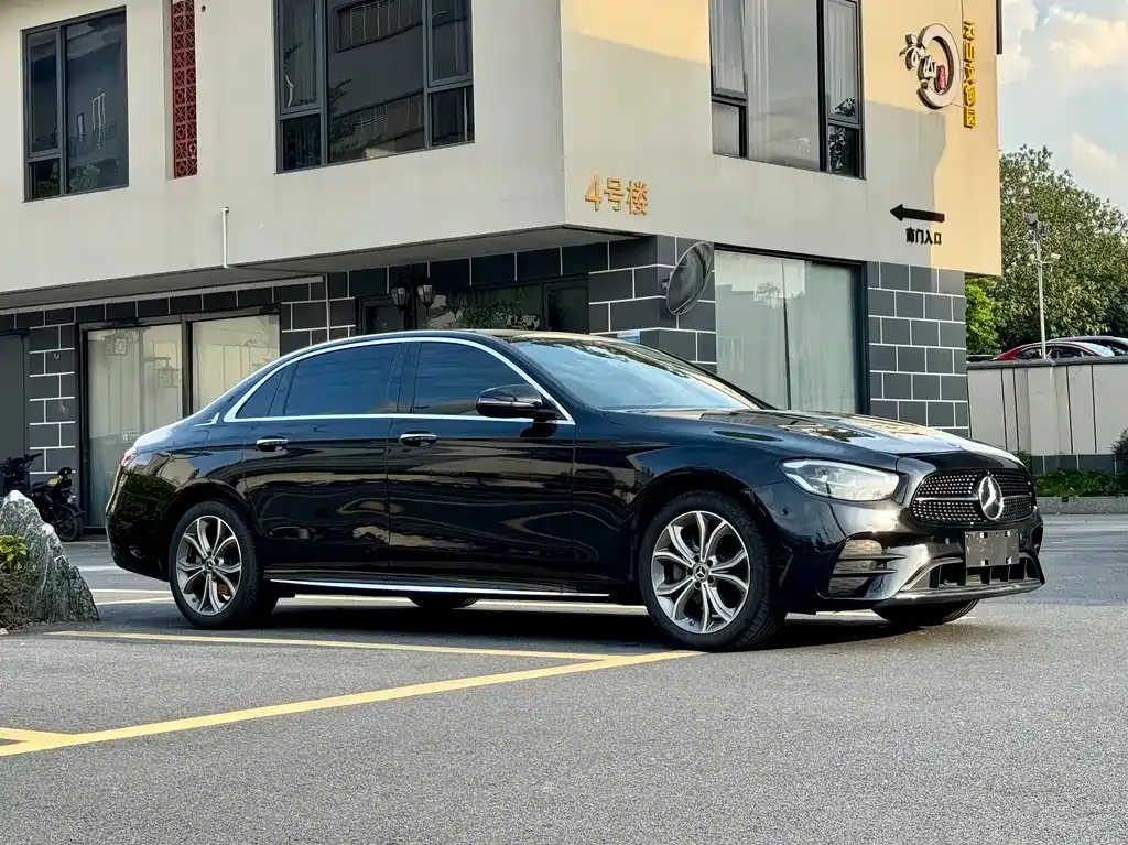 Mercedes-Benz E-Class — фото 2