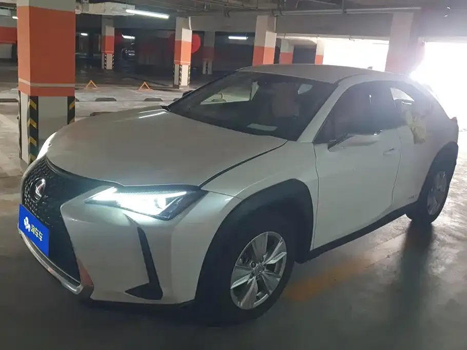 Lexus UX — фото 1