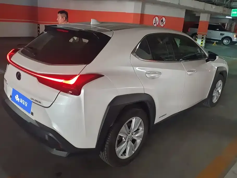Lexus UX — фото 3
