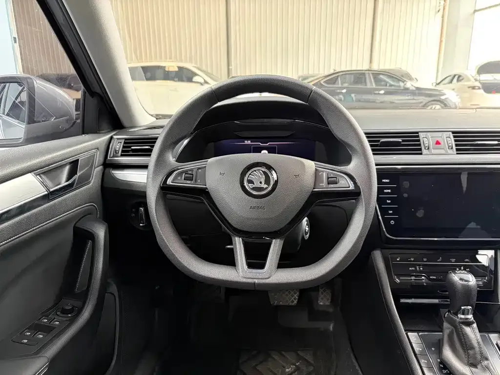 Skoda Superb — фото 6