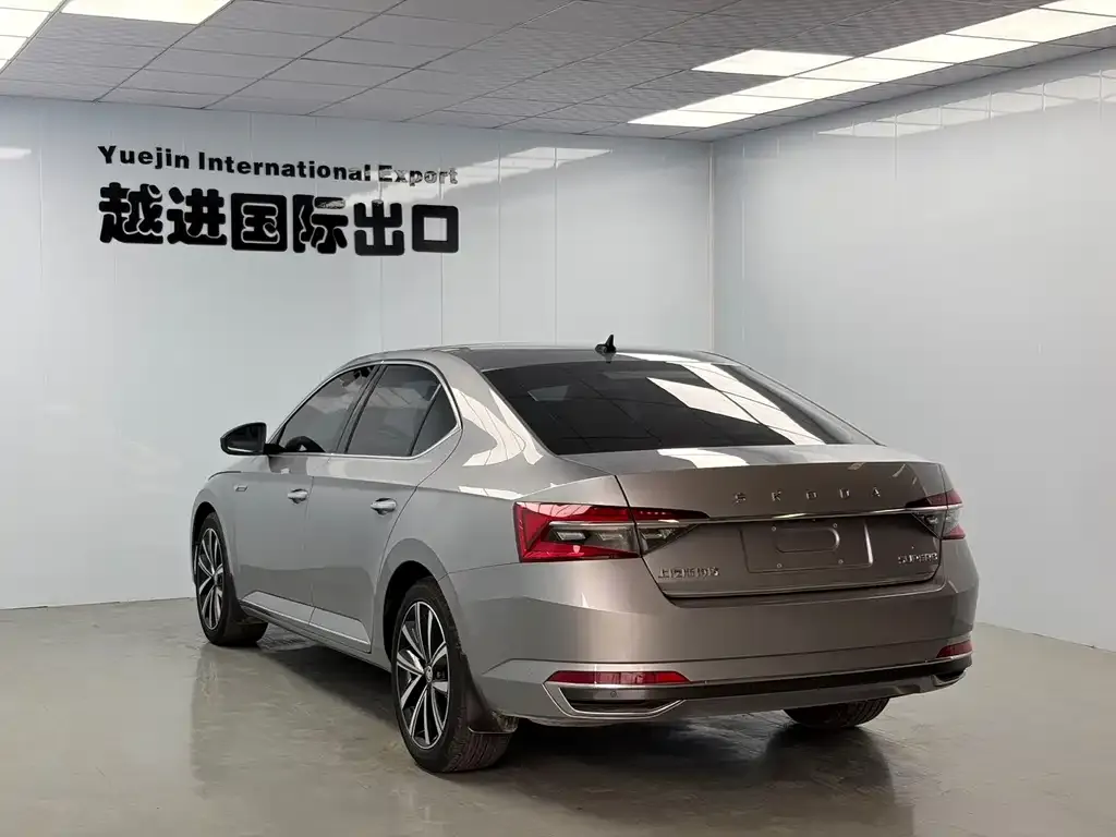 Skoda Superb — фото 10
