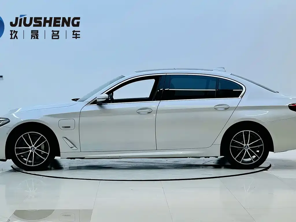 BMW 5 Series New Energy — фото 3