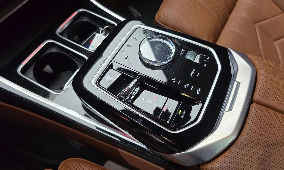 BMW 7-Series — фото 10