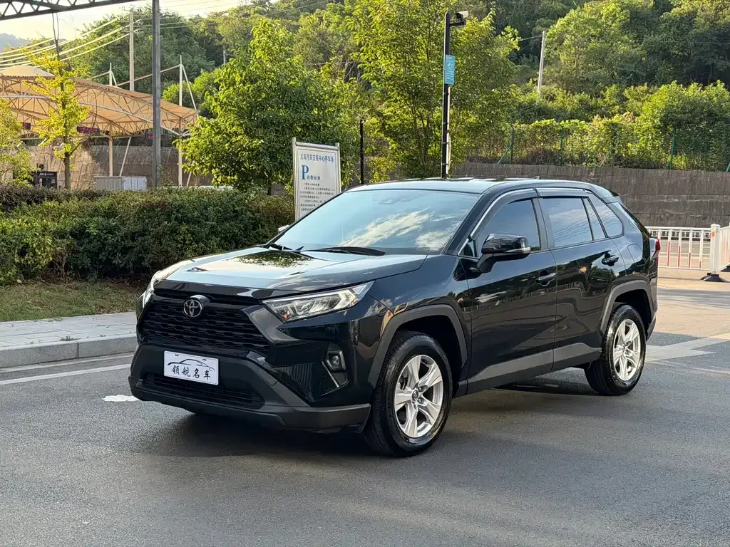 Toyota RAV4 — фото 1