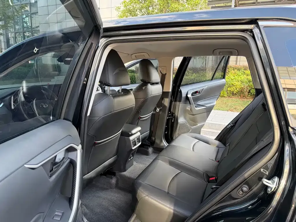 Toyota RAV4 — фото 2