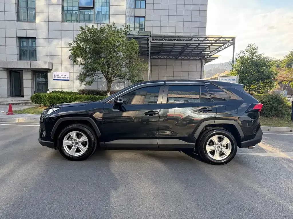 Toyota RAV4 — фото 10