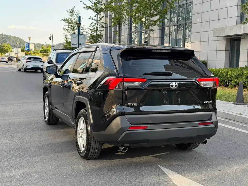 Toyota RAV4 — фото 3
