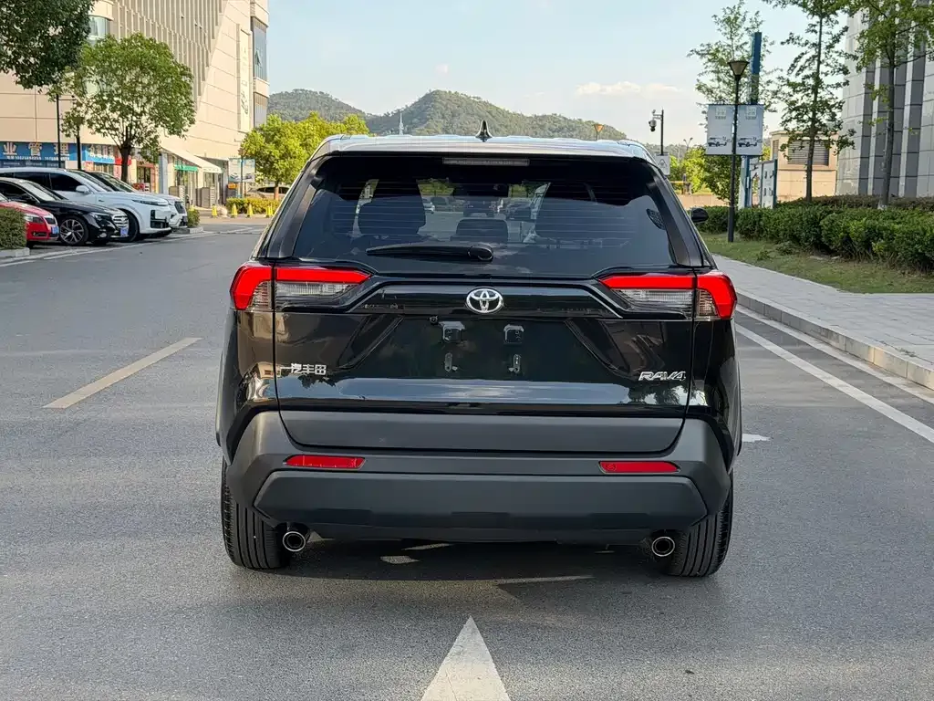 Toyota RAV4 — фото 7