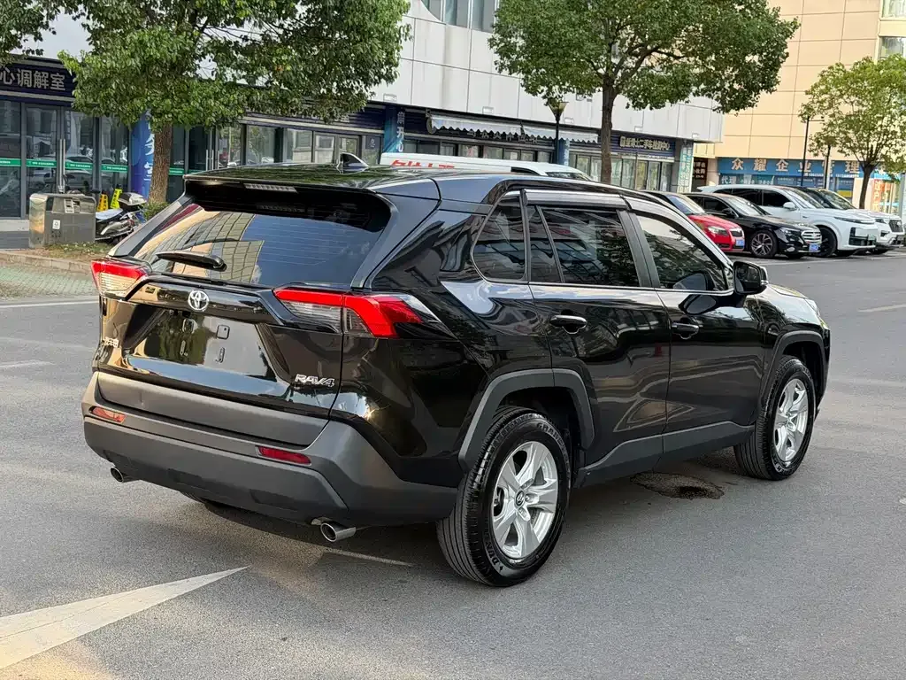 Toyota RAV4 — фото 8