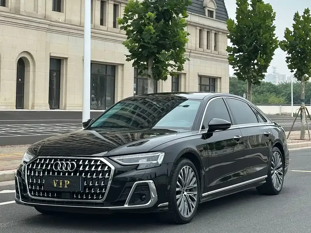 Audi A8 — фото 1