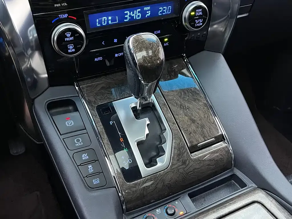Toyota Alphard — фото 5