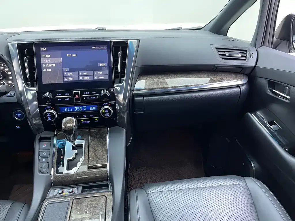 Toyota Alphard — фото 7