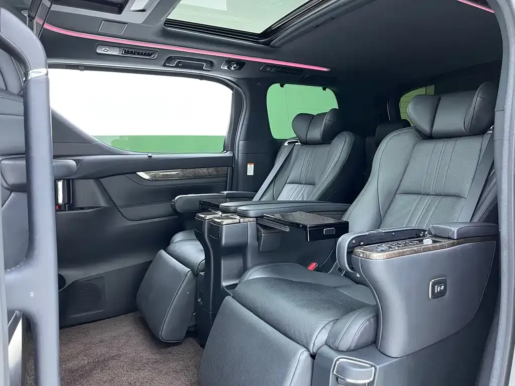 Toyota Alphard — фото 4
