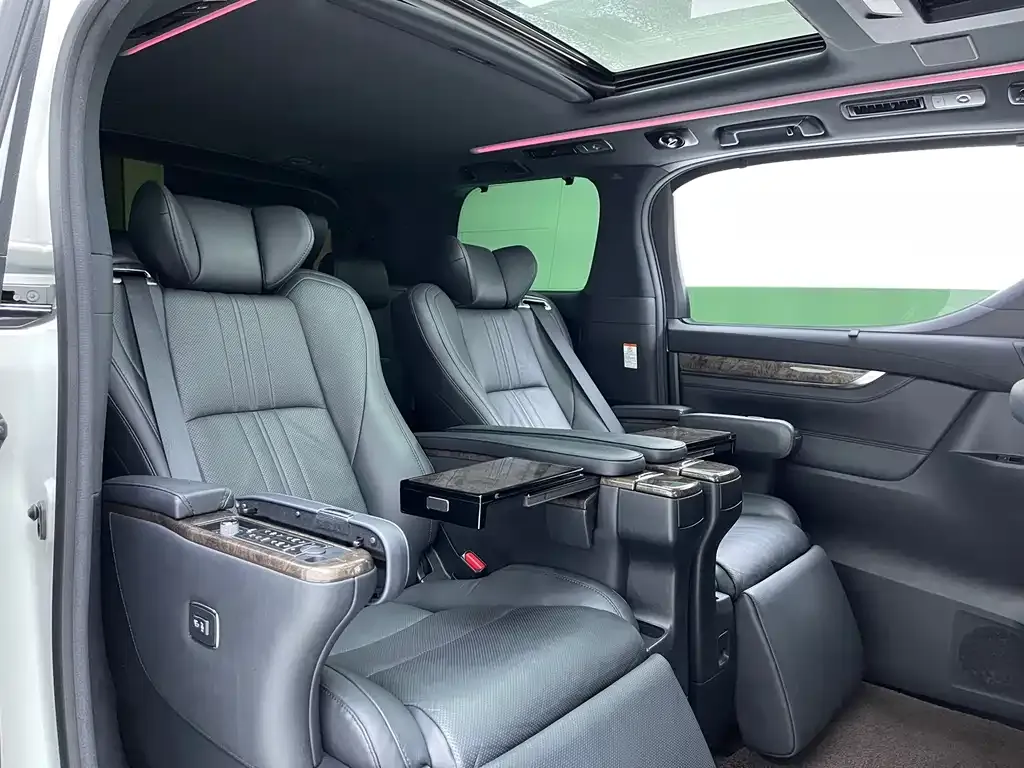 Toyota Alphard — фото 3