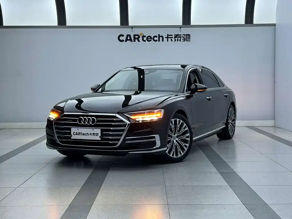 Audi A8 — фото 1