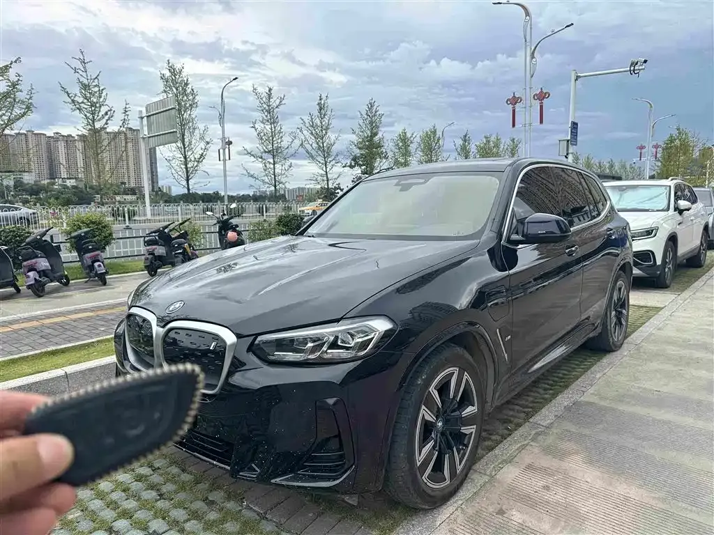 BMW iX3 — фото 1