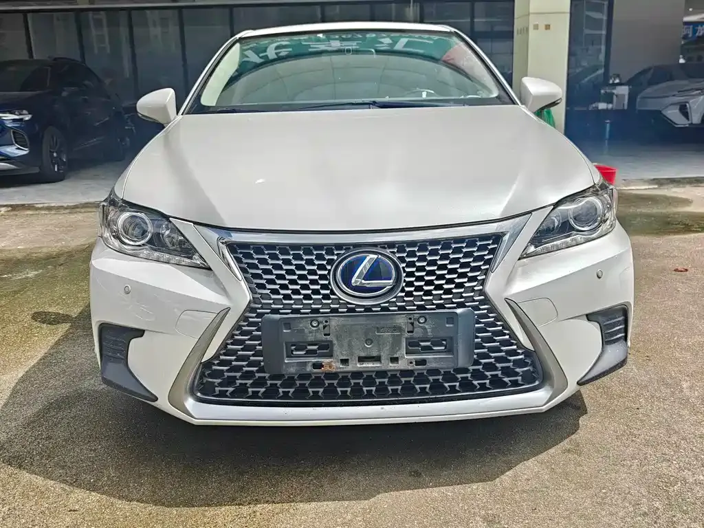 Lexus CT — фото 1